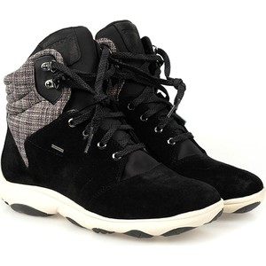 Czarne buty sportowe ubierzsie.com z płaską podeszwą sznurowane
