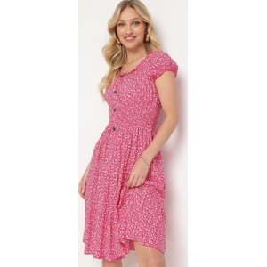 Różowa sukienka born2be w stylu casual midi z bawełny