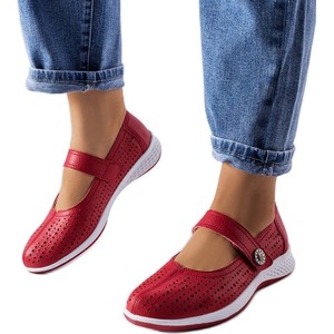 Czerwone buty sportowe BM z płaską podeszwą