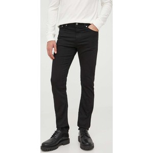 Czarne jeansy Karl Lagerfeld w street stylu