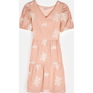 Różowa sukienka Gate mini w stylu casual z krótkim rękawem