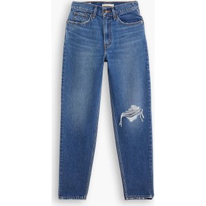 Niebieskie jeansy Levis w street stylu