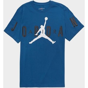 Niebieski t-shirt Jordan w młodzieżowym stylu