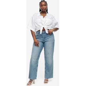 Granatowe jeansy H & M w street stylu