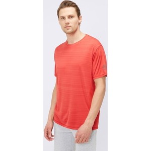 Czerwony t-shirt Umbro z krótkim rękawem w sportowym stylu