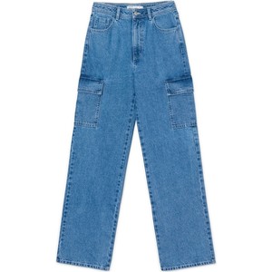 Granatowe jeansy Cropp w street stylu