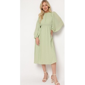 Zielona sukienka born2be z długim rękawem midi w stylu casual