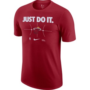 Czerwony t-shirt Nike z krótkim rękawem