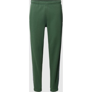 Zielone spodnie Lacoste w sportowym stylu