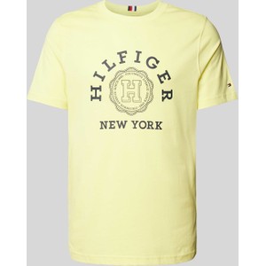 Żółty t-shirt Tommy Hilfiger z nadrukiem w młodzieżowym stylu z krótkim rękawem